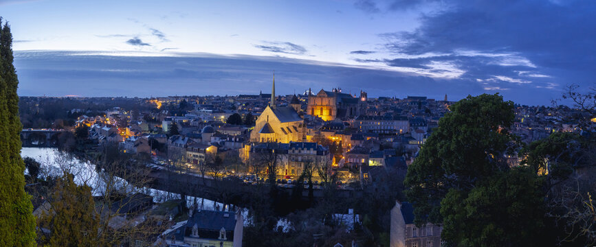 Vue panoramique sur la ville de Poitiers de nuit au d&eacute;but de l'automne - vue sur les toits, &eacute;glise et cath&eacute;drale