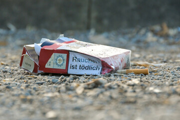 Eine achtlos weggeworfene leere Zigarettenschachtel
