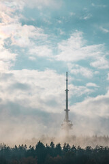 Der Bielefelder Fernsehturm umgeben von Nebelschwaden © Manuela Ewers