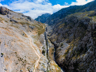 Ruta del Cares en los Picos de Europa (España), a vista de drone. 
