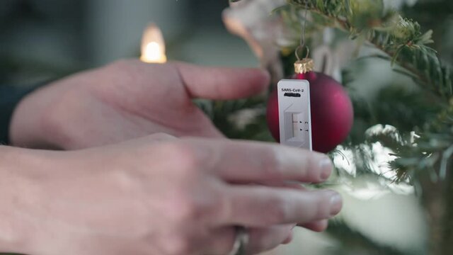 Corona Test als Christbaumschmuck an Weihnachten 