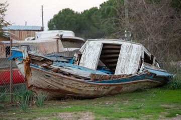 Obraz premium A scrapped wooden old rowboat