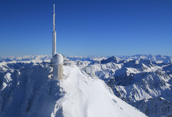 Pic du midi vu par avion par temps ensoleillé avec un ciel bleu magnifique après plusieurs jours de chutes de neige © pj69
