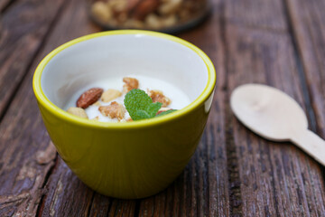 ナッツをいれたヨーグルト