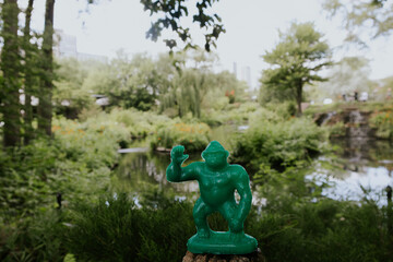 gorilla statue at lincoln park zoo