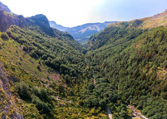 Obraz premium Panorámicas del Valle de Ordiso, en los Pirineos de Huesca (España). Imágenes tomadas con drone. 