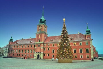 Obraz premium Royal Castle and Christmas tree at daybreak in the Warsaw Old Town. Poland
