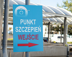Punkt Szczepień - znak przy punkcie szczepień, Polska, strzałka, szczepionka	