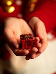 dawać prezent - dłonie trzymające mały czerwony prezent, prezent świąteczny, święta bożego narodzenia - obrazy, fototapety, plakaty