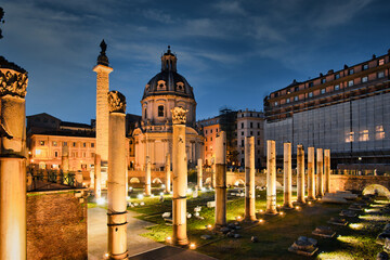Obraz premium Trojan column and churches of Santa Maria di Loreto. Ruins of a forum of Trajan in the night. Trajan's Column on Trajan's Forum in Rome, Italy. travel and vacation.