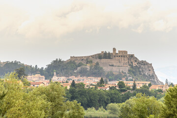 Fototapeta na wymiar Citadel of Sisteron above the Durance in Provence.