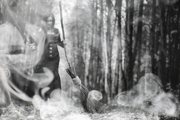 Obraz premium Woman in a witch suit in a dense forest