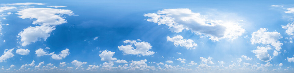  Nahtloses Panorama mit leicht bewölktem Himmel - 360-Grad-Ansicht mit schönen Cumulus-Wolken zur...