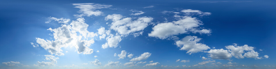 Obraz premium Nahtloses Panorama mit leicht bewölktem Himmel - 360-Grad-Ansicht mit schönen Cumulus-Wolken zur Verwendung in 3D-Grafiken als Himmelskuppel oder zur Nachbearbeitung von Drohnenaufnahmen 