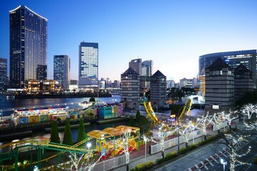 Fototapeta na wymiar 横浜みなとみらいの遊園地イルミネーション夜景