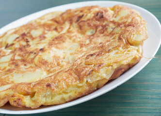 Tortilla de patata española con cebolla