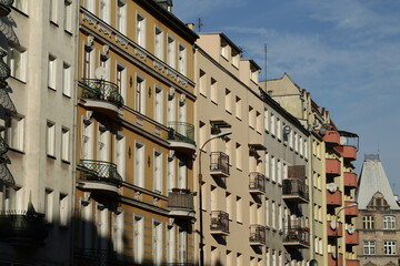 Stare kamienice i  bloki z wielkiej płyty w europie wschodniej w śródmieściu.  - obrazy, fototapety, plakaty