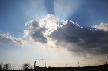 晴れた日の雲間から除く光芒
