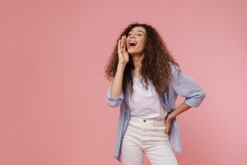 Obraz premium Young brunette woman with wavy hair gesturing and screaming aside