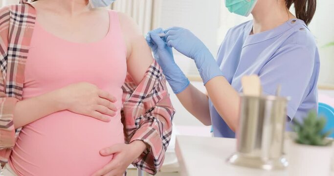 pregnant woman has inject vaccine