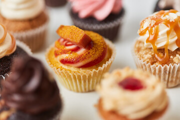 Herzhafter Currywurst Muffin mit Curry zwischen Cupcakes