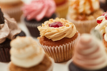 Cupcake mit Erdnusscreme zwischen bunten Cupcakes