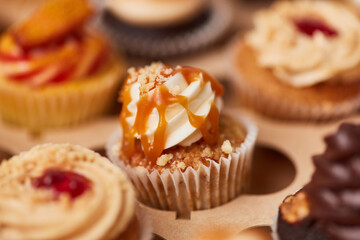 Cupcake mit Karamellsauce und Creme in Bäckerei
