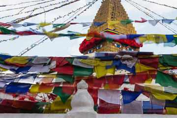 ネパール　首都カトマンズにあるネパール最大のストゥーパであるボダナートとはためくタルチョー