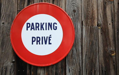 señal de tráfico de parking privé prohibido aparcar sobre una pared de madera francia país vasco francés 4M0A7834-as21 - obrazy, fototapety, plakaty