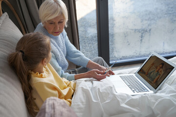 Obraz premium Health issues of little girl being resolved with online consultation
