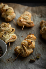 Apéritif forme de sapin de Noël en pâte feuilletée fourré fromage pistache et herbes