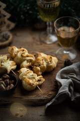 Apéritif forme de sapin de Noël en pâte feuilletée fourré fromage pistache et herbes