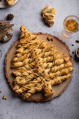 Apéritif forme de sapin de Noël en pâte feuilletée fourré fromage pistache et herbes