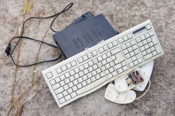 Ratón de computadora viejo, roto y abierto por la mitad. Interior de un ratón de ordenador...