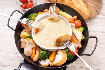 フライパンで簡単につくるチーズフォンデュ