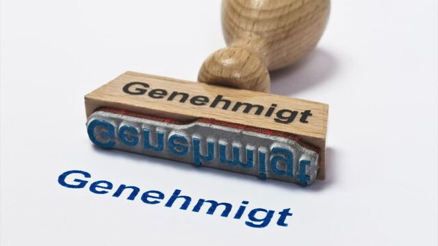 Detailansicht eines Stempels mit der Aufschrift Genehmigt