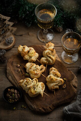 Apéritif forme de sapin de Noël en pâte feuilletée fourré fromage pistache et herbes