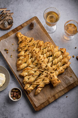 Apéritif forme de sapin de Noël en pâte feuilletée fourré fromage pistache et herbes