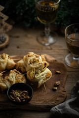 Apéritif forme de sapin de Noël en pâte feuilletée fourré fromage pistache et herbes