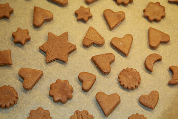 Szenen beim backen von Lebkuchen, ausstechen, kneten, backen
