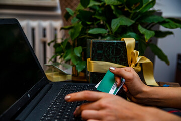 biznes laptop płatność kartą zakupy święta prezent dolary pieniądze karta - obrazy, fototapety, plakaty