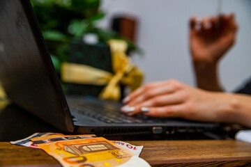 biznes laptop płatność kartą zakupy święta prezent dolary pieniądze karta