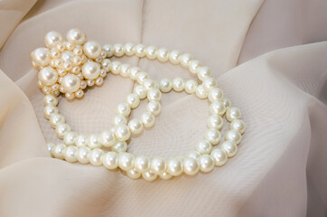 vintage brooch and pearls - obrazy, fototapety, plakaty
