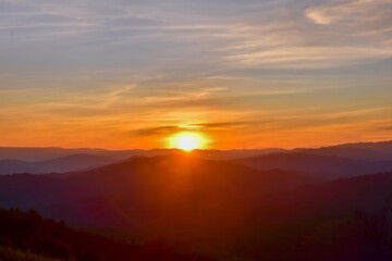 Obraz premium Colorful sunset over the mountain hills Thailand