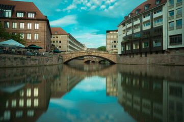 Fototapeta na wymiar Brücke mit Spiegelung Nürnberg