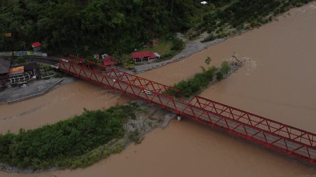 Paisaje de la selva con puente en Per&uacute;. Puente Reither