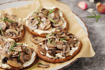 Open sandwiches with grilled mushrooms	