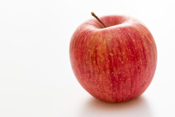 赤いリンゴと白の背景