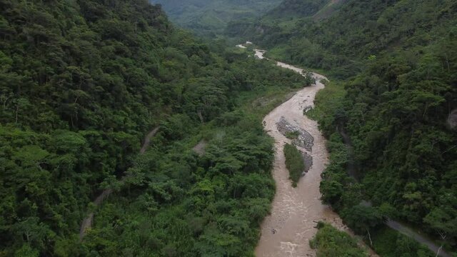 Rio en la selva peruana (Drone)