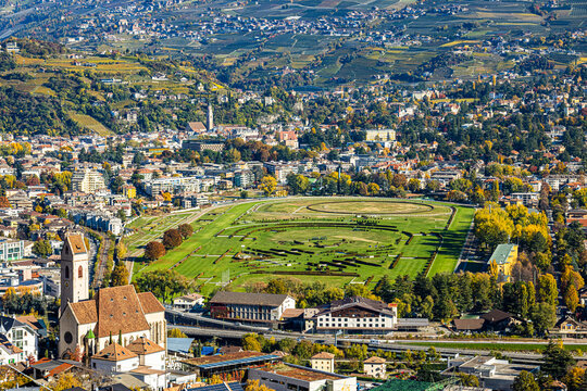 Pfederennbahn Meran /  Ippodromo di Merano / Luftaufnahme 